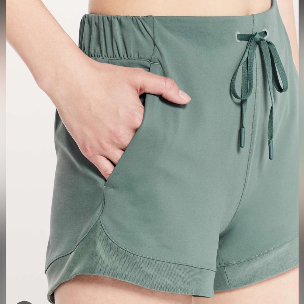 Lululemon Sunsetting Short - 3” Juniper